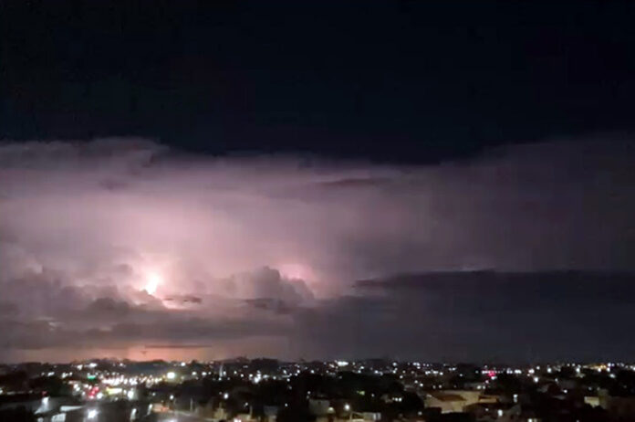 Curitiba tem granizo no domingo; Paraná em alerta para tempestades segunda