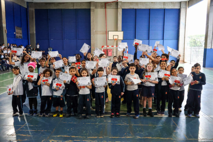Mais de 40 alunos ganham prêmio por não faltar à aula em Maringá