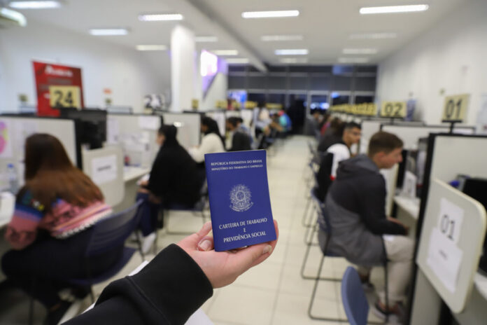 Mutirão de Empregos em Curitiba oferece mais de 500 vagas nesta quarta