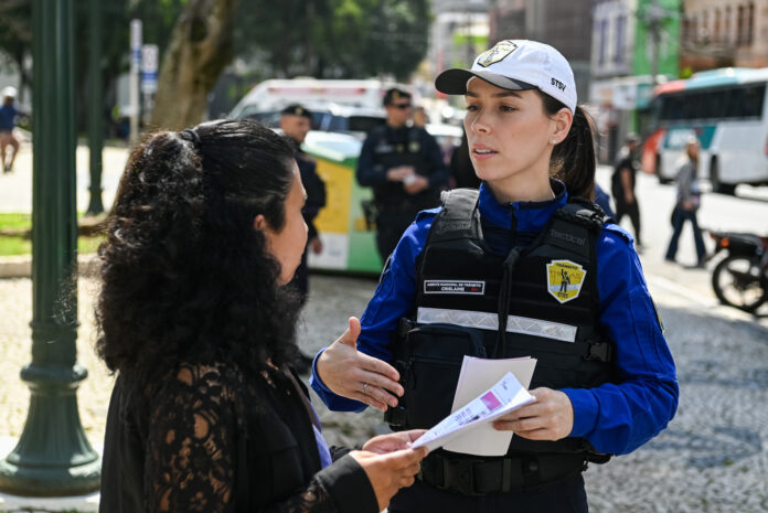 Blitz 'Nenhuma a Menos' leva orientação sobre violência contra mulher às ruas de Ponta Grossa