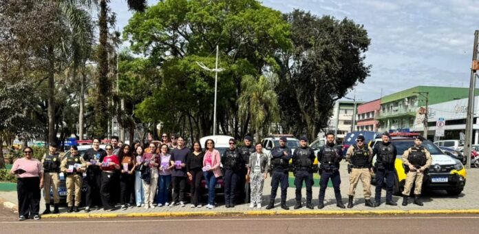Toledo distribui adesivos contra violência doméstica em campanha pelas ruas