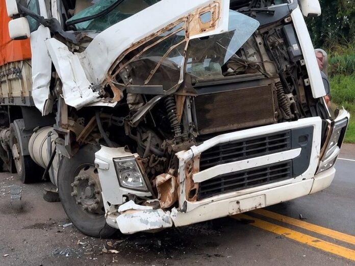 Duas carretas colidem na BR-163 em Marechal Cândido Rondon