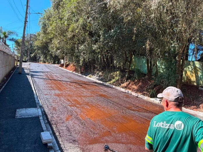 Rua Odonis Bighi recebe asfalto nesta sexta-feira em Colombo