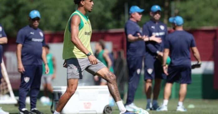 Riquelme Felipe comemora saída de Zubeldía do Fluminense