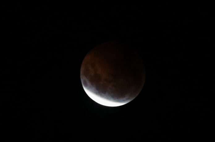 Eclipse parcial da Lua ilumina o céu de Curitiba; veja o fenômeno em fotos