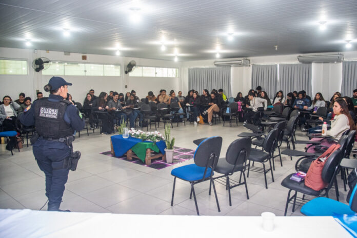 Prefeitura leva debate sobre violência contra mulher para alunos da Unespar