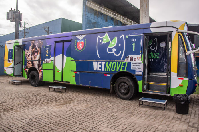 VetMóvel oferece vacinação e controle de parasitas grátis para cães e gatos em Paranaguá