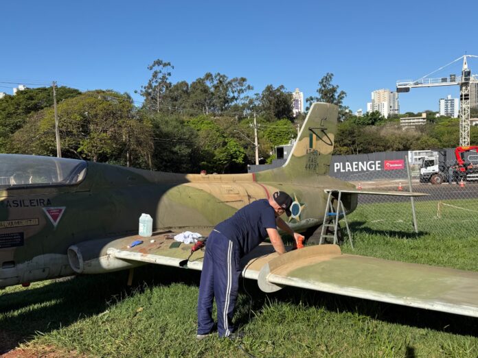 Avião histórico da Praça do Avião começa restauração em Maringá