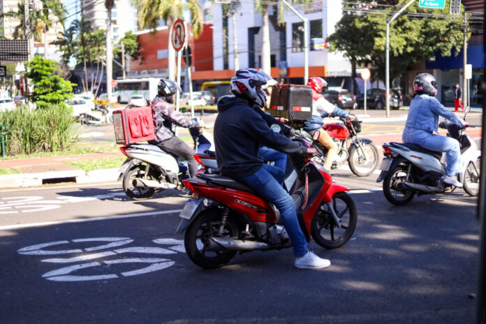 Maringá intensifica campanha sobre capacete bem afivelado