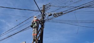 Copel limpa 140 postes de cabos irregulares na Avenida Antônio Raminelli