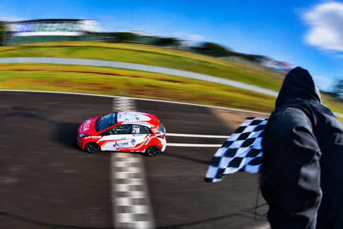 Piloto de 14 anos vence em Cascavel e lidera campeonato de carros