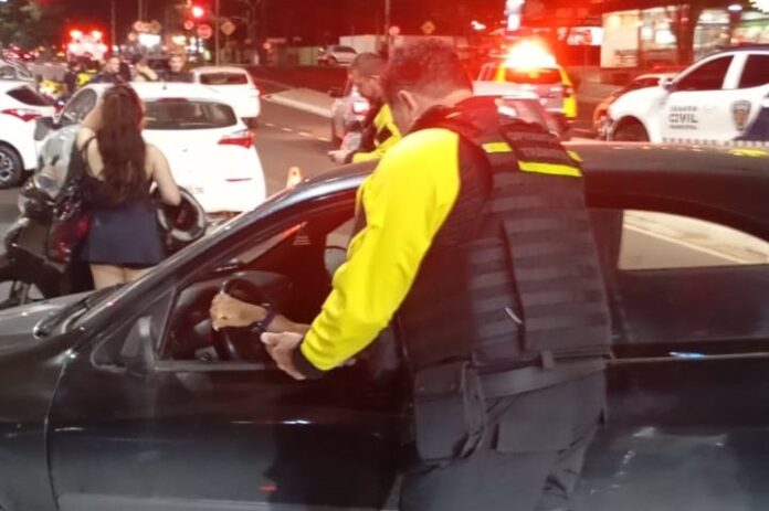 Blitzes retiram 63 carros das ruas e prendem motorista embriagado em Maringá