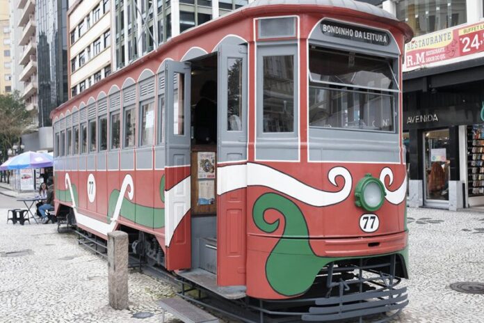 Bondinho da Rua XV recebe dez mil visitantes em julho, maior movimento do ano