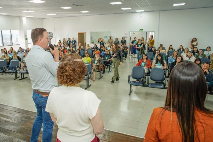 150 profissionais de 24 municípios discutem saúde mental infantojuvenil em Colombo