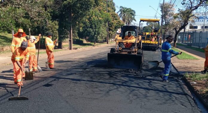 Avenida Melvin Jones ganha asfalto novo com R$ 1,2 milhão