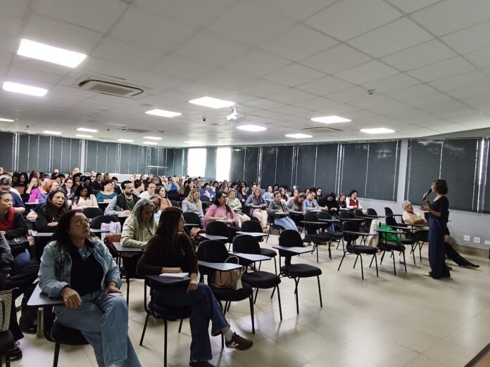 600 professores de Maringá discutem alfabetização e matemática em seminário da rede municipal