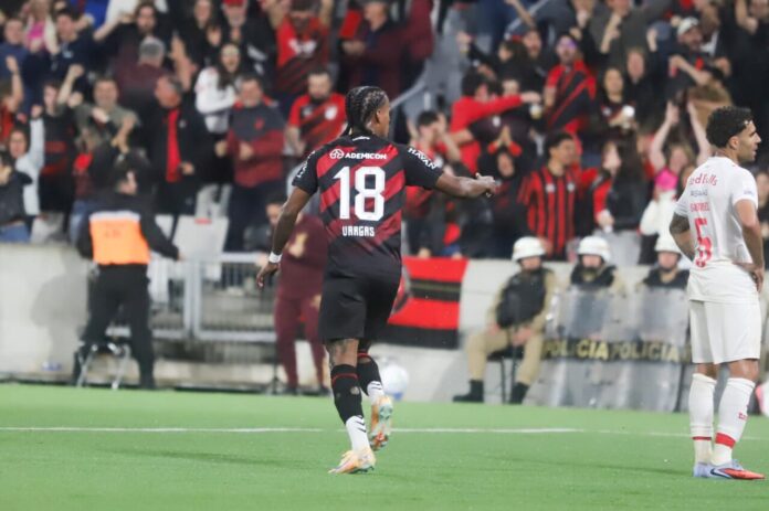 Gilberto e Vargas lideram empate do Athletico contra Bragantino na Arena