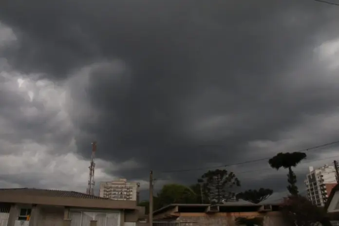 Campos Gerais em alerta para tempestades neste domingo; veja os riscos