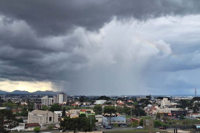 Chuva e queda de temperatura marcam chegada do outono no Paraná