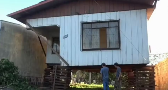 Casa de madeira é transportada inteira para novo endereço em Francisco Beltrão