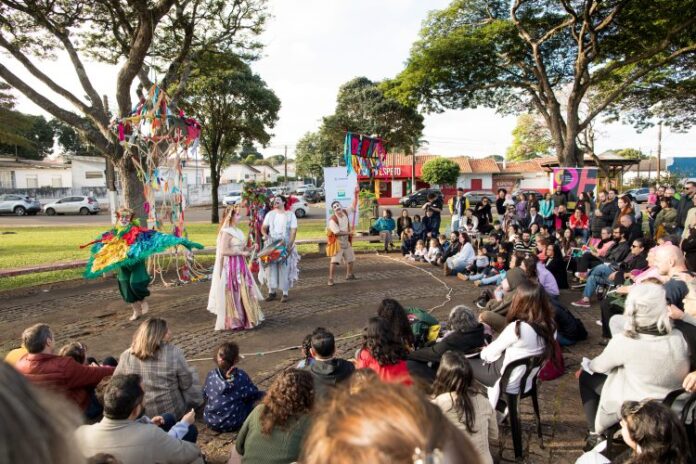 Peça sobre Curupira estreia de graça em praça neste domingo