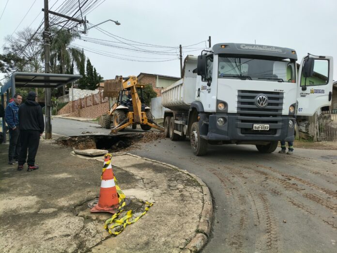 Rua entre Olarias e Uvaranas fecha para conserto de emergência