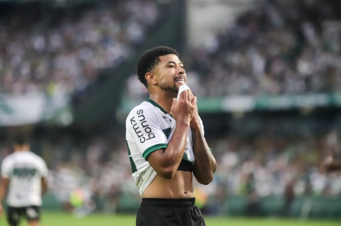 Ponta do Coritiba sofre lesão no joelho e fica fora até 2027