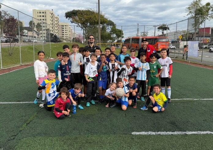 Escolinha gratuita de futebol completa 3 anos e transforma crianças em Curitiba