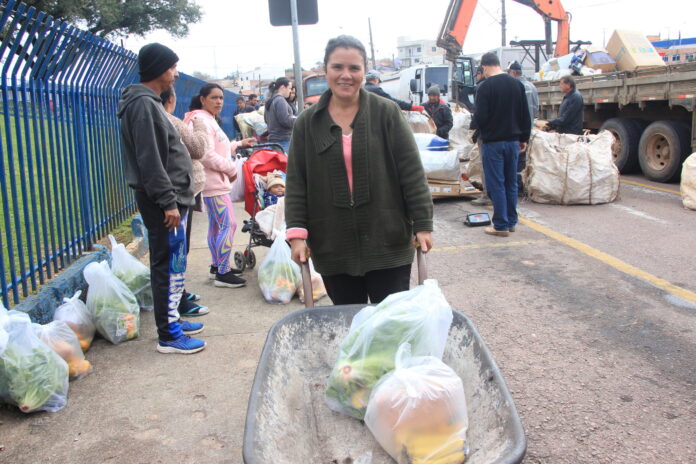 Programa troca recicláveis por alimentos em oito pontos de Castro em agosto