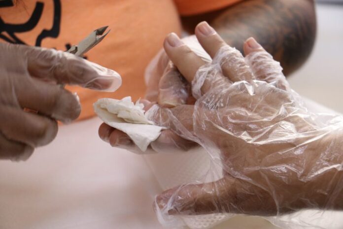 Curso gratuito de manicure e pedicure abre inscrições para mulheres em Londrina