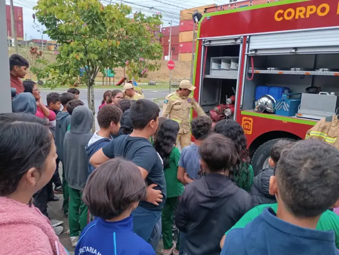 Projeto Bombeiro na Escola leva prevenção e cidadania para alunos de Paranaguá