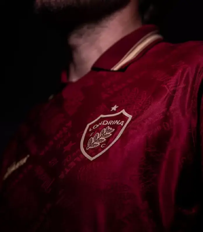 Londrina apresenta terceira camisa bordô com referências à terra roxa e café