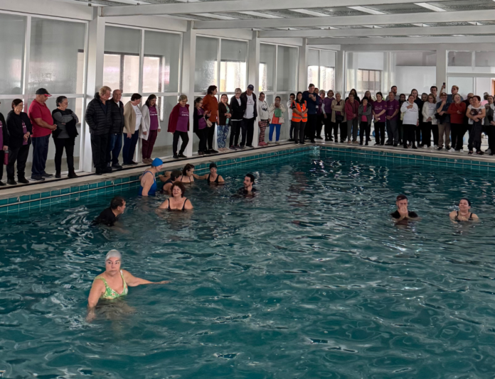 Piscina aquecida abre para idosos em Irati após dois anos parada