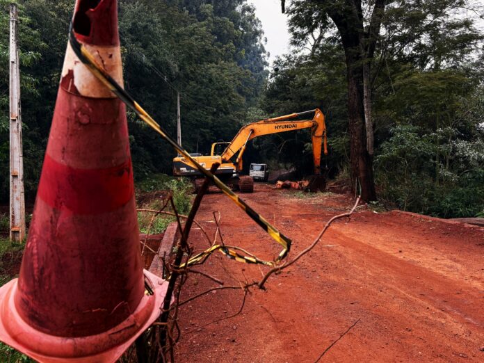 Prefeitura começa a trocar ponte interditada na divisa com Londrina