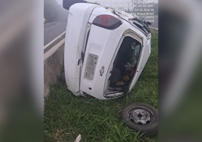 Motorista sai ilesa após carro capotar na PR-151 em Castro
