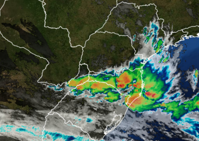 Castro tem sábado com calor, chuva fraca e rajadas de vento até 65 km/h