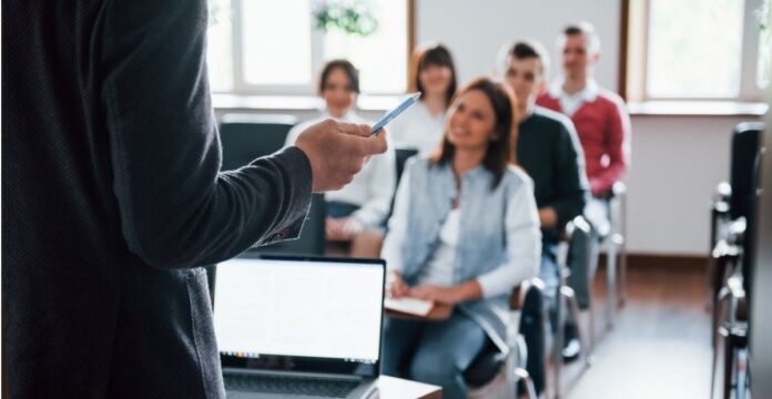 UEM abre 11 vagas para professores em Maringá; salário chega a R$ 11,2 mil