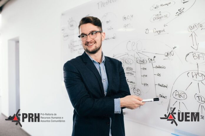 UEM abre 76 vagas para professor colaborador com salário até R$ 11,2 mil