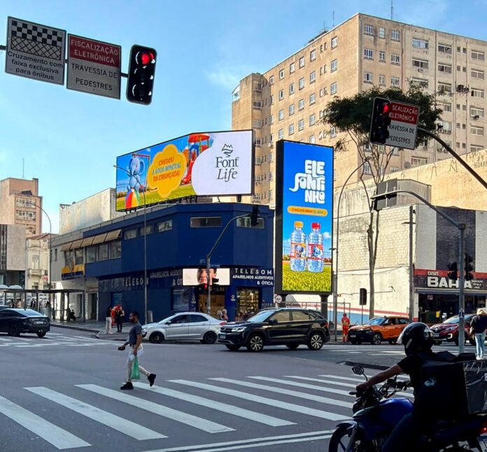 Marca de água lança linha infantil em painéis gigantes do Centro de Curitiba