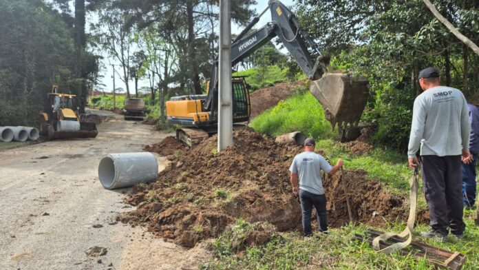 Pavimentação começa na Rua Francisco Orlikoski no Thomaz Coelho; via ganha asfalto e drenagem