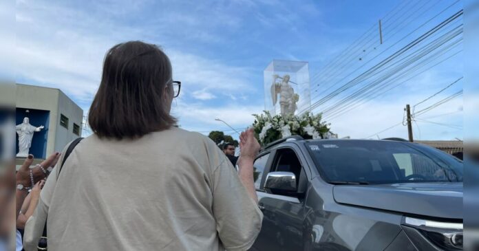 Imagem de São Miguel Arcanjo chega a Apucarana e atrai devotos em carreata
