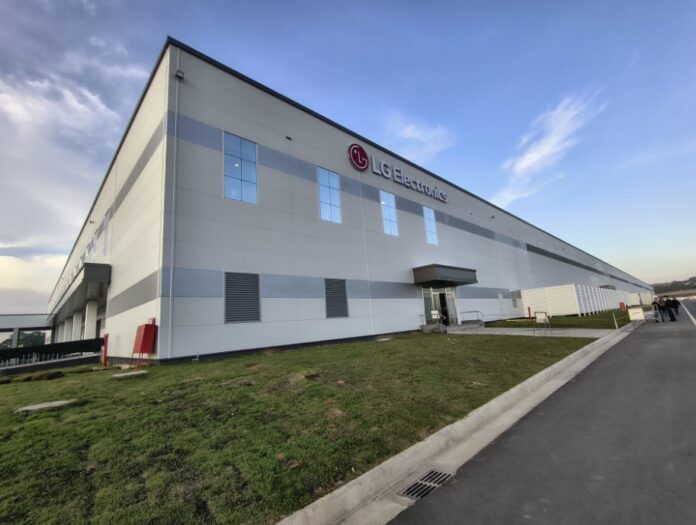 LG inaugura fábrica de geladeiras em Fazenda Rio Grande com investimento de R$ 1,5 bilhão