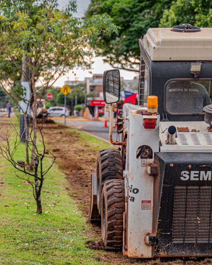 Prefeitura de Guaíra recupera canteiro central da Avenida Thomaz Luiz Zeballos