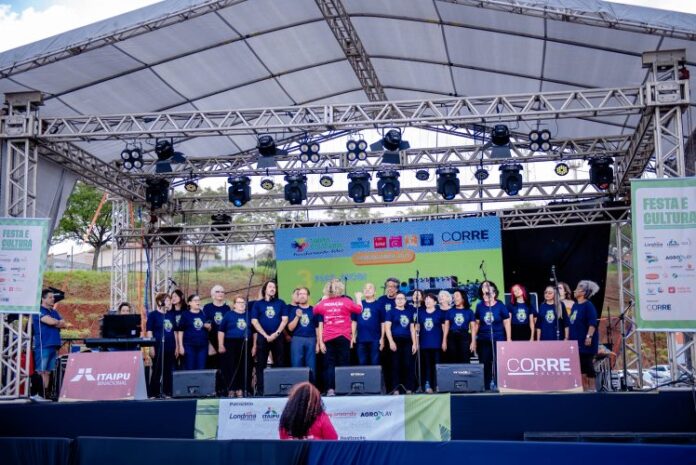 Coro com 40 vozes leva música brasileira às feiras de Londrina