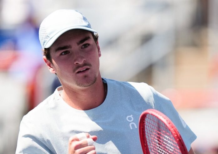 João Fonseca bate Tsitsipas e avança em Montreal