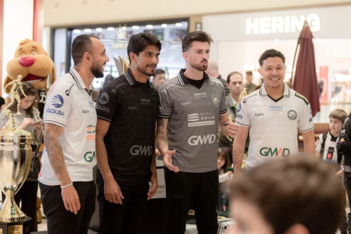 Operário leva taças e jogadores ao shopping para recrutar sócios