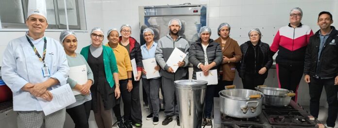 16 pessoas começam curso de salgadinhos no Porto Meira
