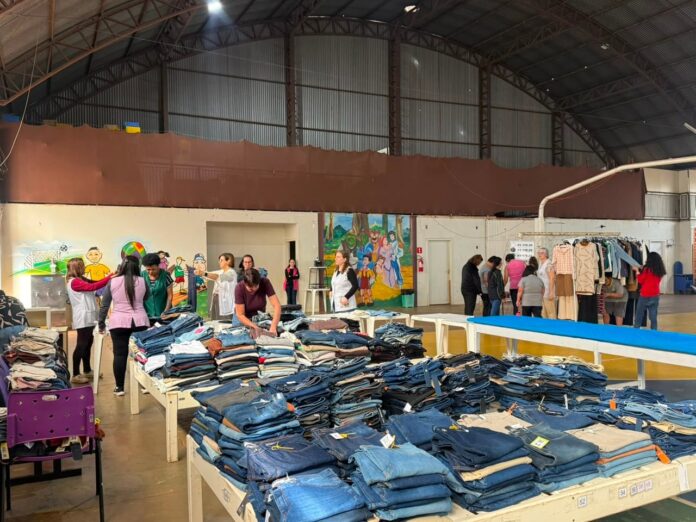 Bazar Outlet Jeans com 1.500 peças arrecada fundos para APAE de Cascavel