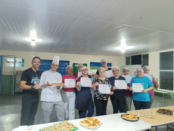 Curso de salgados para festas forma 16 pessoas em Foz do Iguaçu