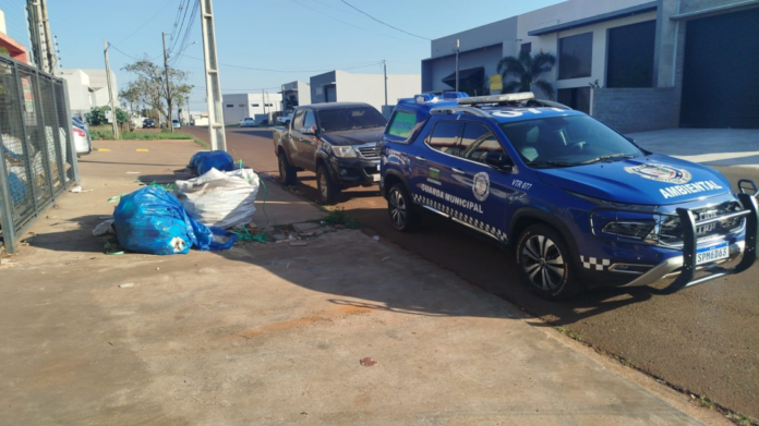 Prefeitura de Arapongas multa empresa por jogar resíduos na calçada